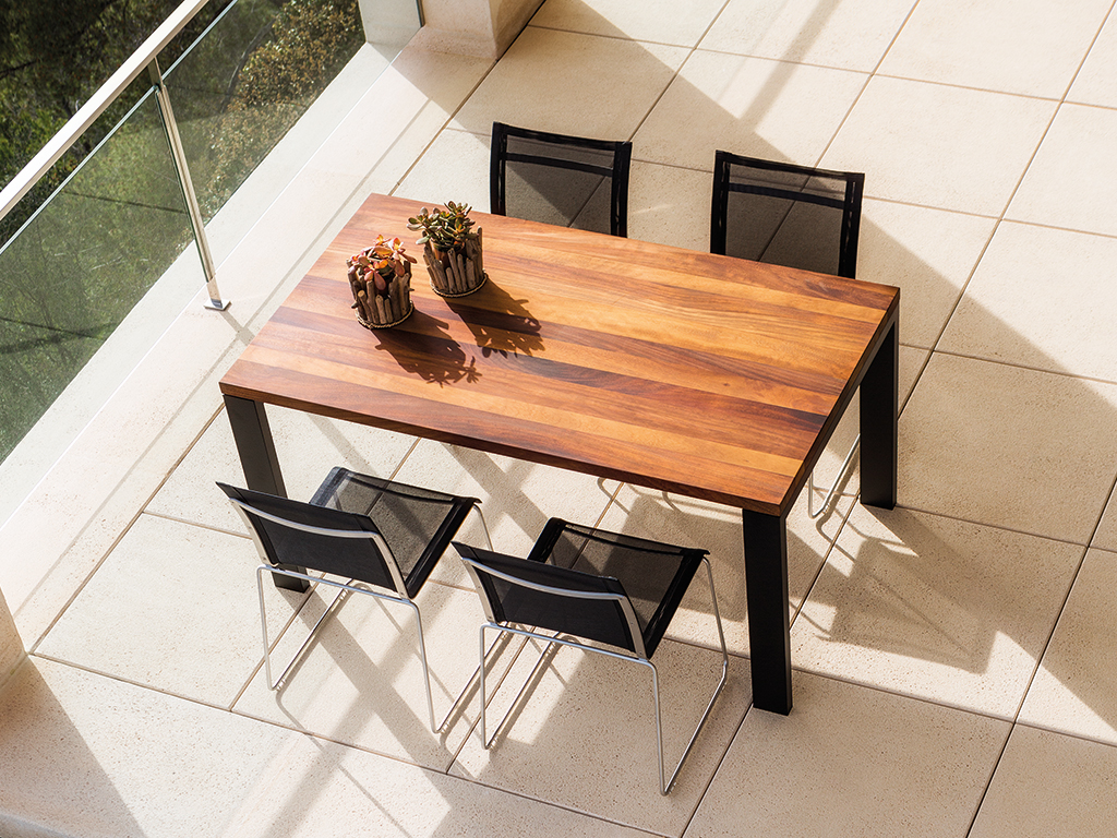 Eßtisch mit Holzplatte und Gestell in schwarz