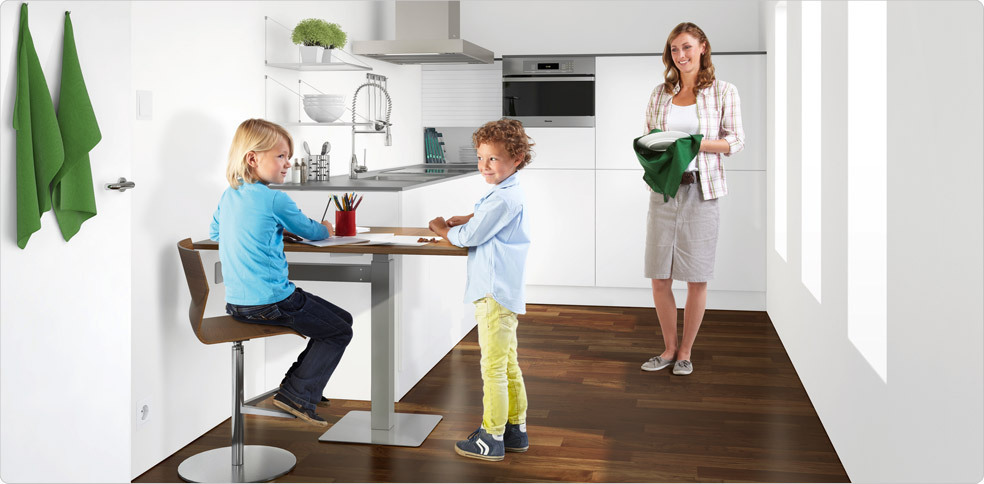 Höhenverstellbarer Küchentisch mit Kindern und Frau